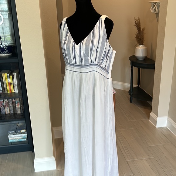 Studio West white maxi dress - Picture 2 of 5